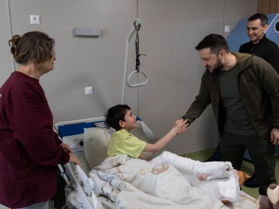 У лікарні «Охматдит» Володимир Зеленський відвідав двох дітей-сиріт із Маріуполя, яких вдалося повернути в Україну  