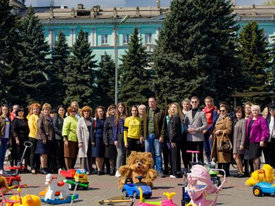На Дніпропетровщині в пам’ять про загиблих на війні дітей пройшла мовчазна акція «Спустошені подвір’я»  