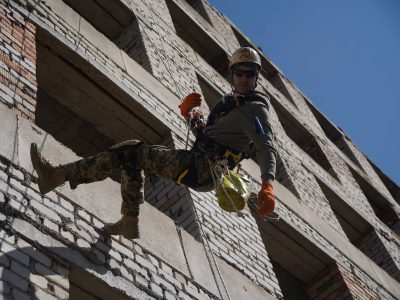 Воїни-лицарі тренуються рятувати людей у зруйнованих будинках  