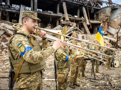 У Дніпрі на руїнах будівлі, знищеної російськими ракетами, військові музиканти виконали гімн українського спротиву  