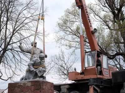 Чистий четвер по-буковинськи: мінус два радянські пам’ятники за один день  