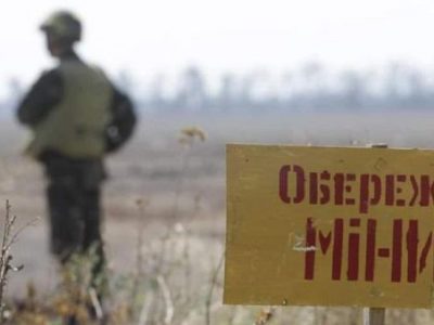 Дороги, поля, ліси та цвинтарі — окупанти мінують Україну  