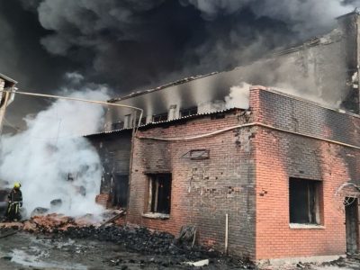 У Харкові російські ракети влучили у підприємство, спалахнула пожежа  