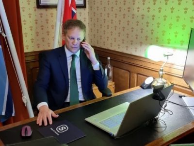 Міністр транспорту Великої Британії прихистив у своєму будинку українську родину  