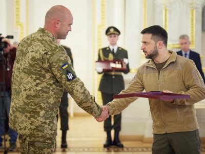 Нагороджуємо тих, завдяки кому Україна живе – Президент вручив ордени «Золота Зірка» військовослужбовцям ЗСУ  