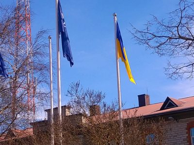 Над Центром НАТО з передового досвіду у сфері спільної кібероборони замайорів прапор України  