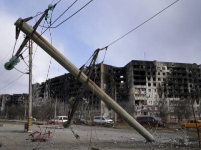 Руїни і тіла на вулицях: Reuters показало кадри із заблокованого Маріуполя