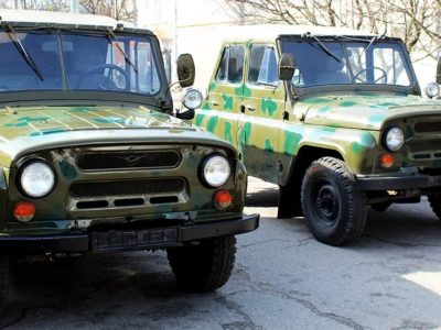 Кобеляцька громада передала армійцям два автомобілі  