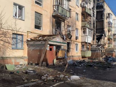 Гостомель сьогодні: зруйновані будинки, знищені дороги та спалена техніка рашистів  