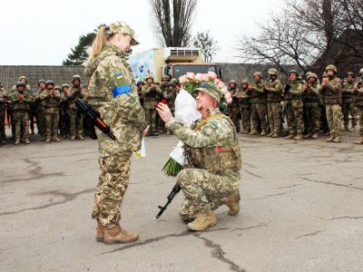 Війна не завада сімейному щастю: у військовій частині на Харківщині відразу два весілля  