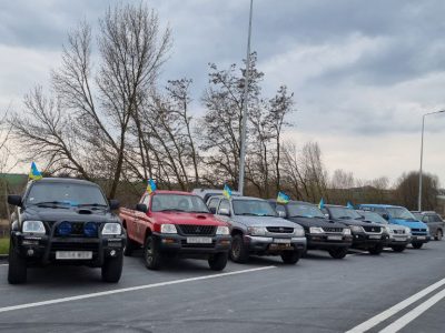 На Хмельниччині українським захисникам передали чергову партію автомобілів  