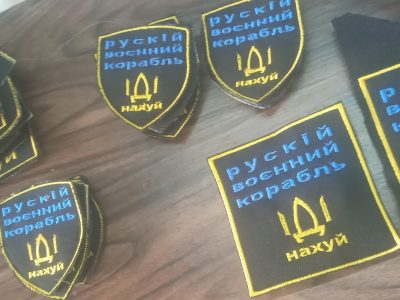 В Одесі переселенка з Донецька шиє шеврони для українських захисників  