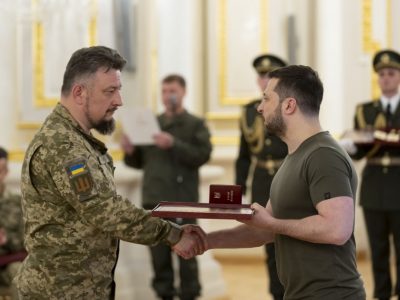 Президент вручив ордени «Золота Зірка» військовослужбовцям і рідним загиблих захисників, які були удостоєні звання Героя України  