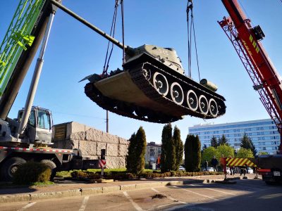 У Житомирі зняли з постаменту радянський танк Т-34  