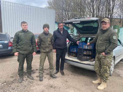 Автомобілі, маскувальні сітки й консерви — як допомагають війську мешканці Буковини  