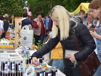 Під час благодійного ярмарку на Полтавщині зібрали 38 тисяч гривень для українських захисників  