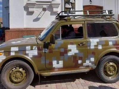 За кошти, зібрані з продажу пасок, полтавські волонтери придбали для військових автівку  