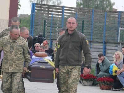 Урятував вісьмох, але сам загинув – на Вінниччині в останню путь провели бойового медика Олександра Гончарука  