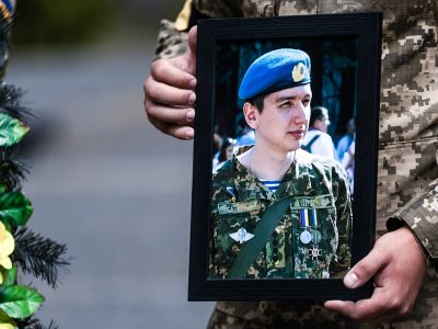 У Дніпрі провели в останню путь загиблого офіцера-десантника Михайла Новікова  