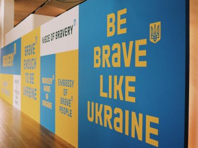 На аукціоні в Лондоні зібрали $1,2 млн для України. Серед лотів — куртка Президента України  