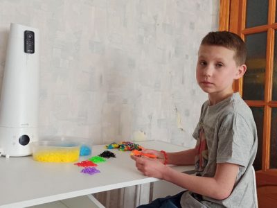12-річний Сашко плете та продає браслети на підтримку Збройних Сил України