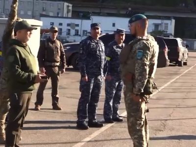 В Одесі Міністр оборони України нагородив захисників України вогнепальною та холодною зброєю  