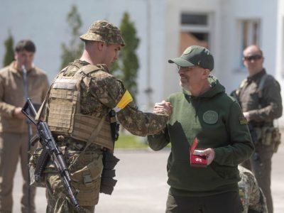 Міністри оборони та внутрішніх справ нагородили відзнаками й цінними подарунками захисників і захисниць України  