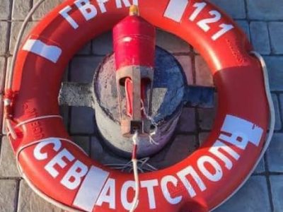 Рятувальний круг і світловий буй з крейсера-потопельника «Москва» передали прикордонникам
