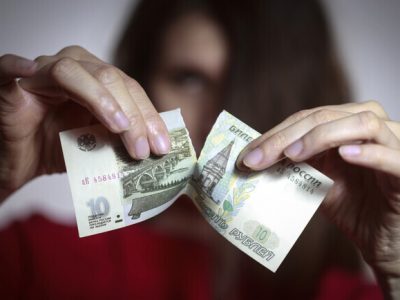 Окупанти скаржаться, що російський рубль перетворюється на «фантики»  