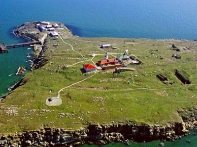 У районі Зміїного окупанти підняли уламки катерів «Серна» та «Раптор», знищених ЗСУ  