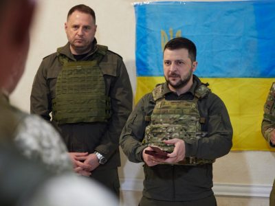 Президент України відвідав передові позиції на сході країни та вручив військовим державні нагороди  