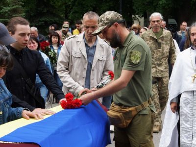 У Полтаві попрощалися з десантниками Денисом Бондаревим та Миколою Крупою  
