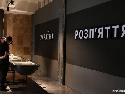 У Києві відкрилася унікальна виставка про наслідки перших місяців широкомасштабної агресії росії  