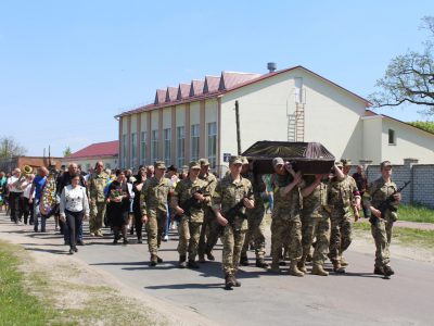 На Хмельниччині попрощалися із загиблим воїном Євгенієм Крачковським  