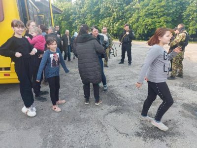 З обстрілюваної Луганщини сьогодні вдалося евакуювати 57 людей  
