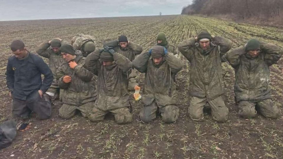 «Переконували, що українських військових не вбивали»: полонені росіяни розповіли, що просто рили окопи  