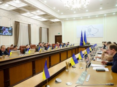 Україна розпочне етапне будівництво євроколії, аби з’єднати українську залізницю з ЄС — Денис Шмигаль  