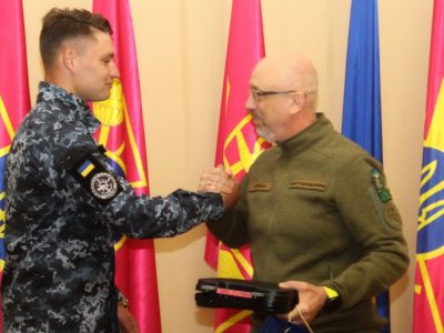 Міністр оборони Олексій Резніков вручив вогнепальну зброю військовослужбовцю ВМС ЗС України  