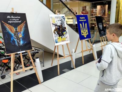 У Чернігові кошти для армії збирають на виставці постерів «Все буде Україна!»  