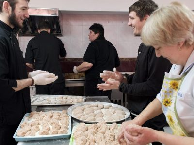 Понад 100 днів рівненські кухарі-волонтери готують для армії  