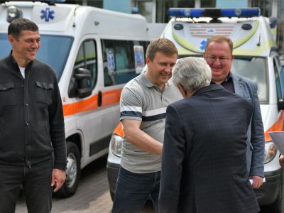Зарубіжні благодійники передали Україні шість автомобілів «швидкої»  