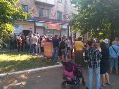 Окупанти створюють штучні черги до ЦНАПів, щоб показати «бажання» отримати паспорт рф