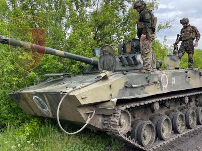 Українські захисники «затрофеїли» ворожу БМД-4м  