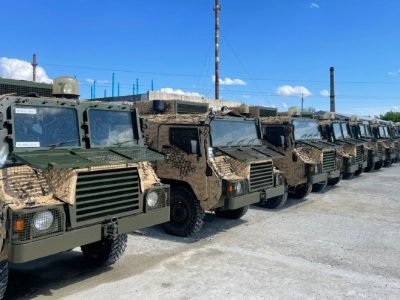 Українські військові отримали від благодійників броньовані позашляховики Pinzgauer