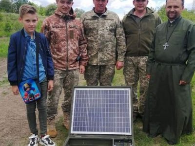 Десятирічний хлопчик передав для ЗСУ портативний зарядний пристрій на сонячній батареї  
