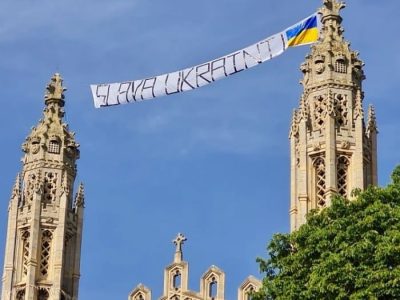 Напис «SLAVA UKRAINI!» замайорів на будівлі Кембриджського університету