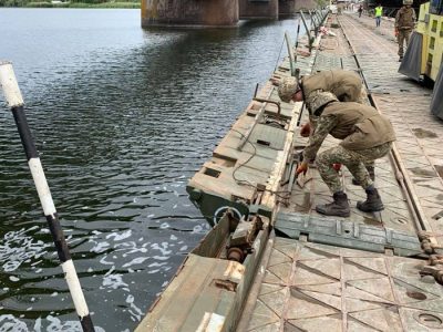 Військові інженери в бойових умовах навели понтонно-мостові шляхи  