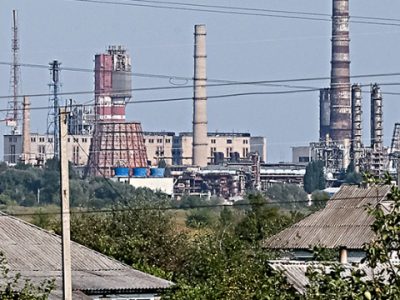 У Сєвєродонецьку близько 800 людей переховуються у бомбосховищах заводу «Азот»,  – Гайдай