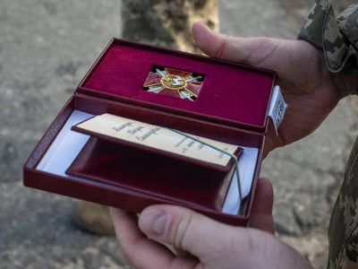 Глава держави підписав указ про відзначення державними нагородами 220 захисників України  