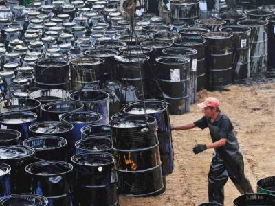 В умовах санкцій білорусь готова продавати пальне «бочками»  